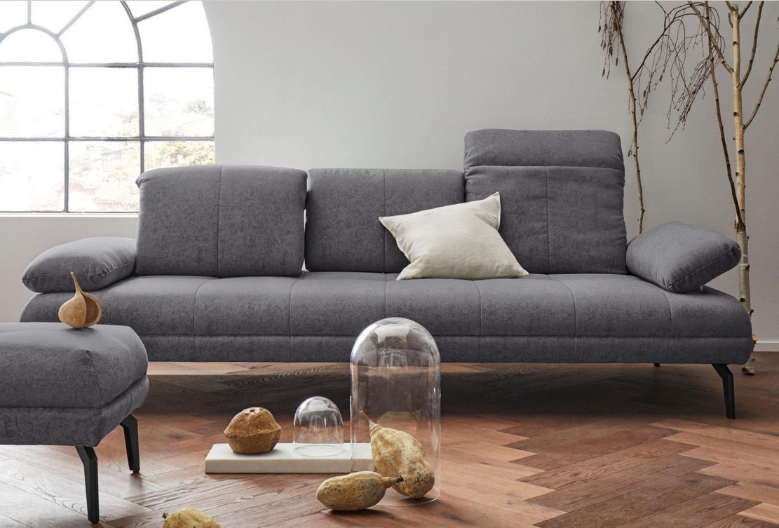 Designer Sofa Grau Stenlille 3-Sitzer Couch mit Sitztiefenverstellung, Kopfteilverstellung und Armteilverstellung in Microfaser.