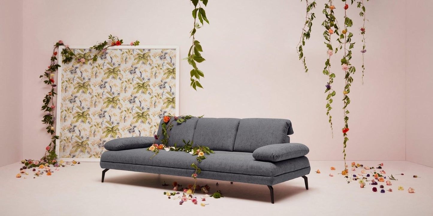 Designer Sofa Grau Stenlille 3-Sitzer Couch mit Sitztiefenverstellung, Kopfteilverstellung und Armteilverstellung in Microfaser.
