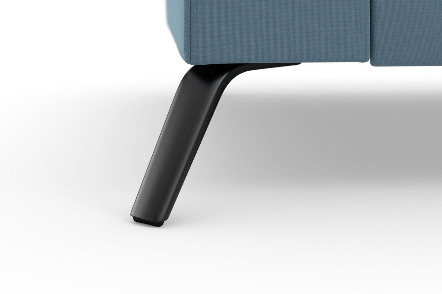 Ecksofa Olsen in Pacific Blau mit Schlaffunktion, Bettkasten, Federkern und Sitztiefenverstellung in pflegeleichtem Flachgewebebezug mit filgranen, schwarzen Füßen.