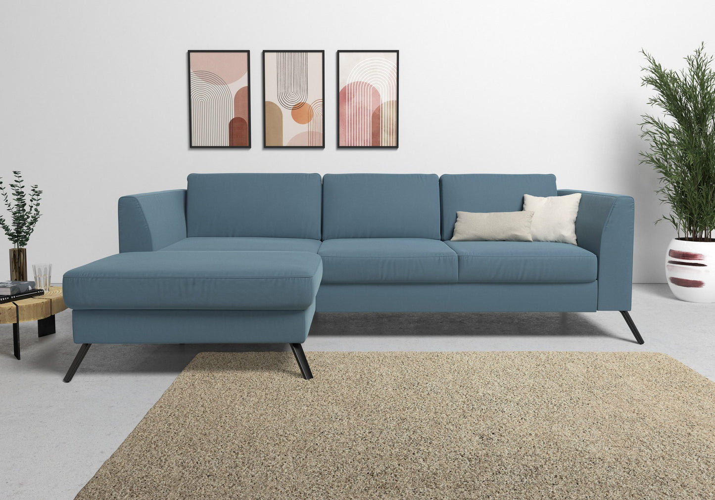 Ecksofa Olsen in Pacific Blau mit Schlaffunktion, Bettkasten, Federkern und Sitztiefenverstellung in pflegeleichtem Flachgewebebezug im Skandi Design.