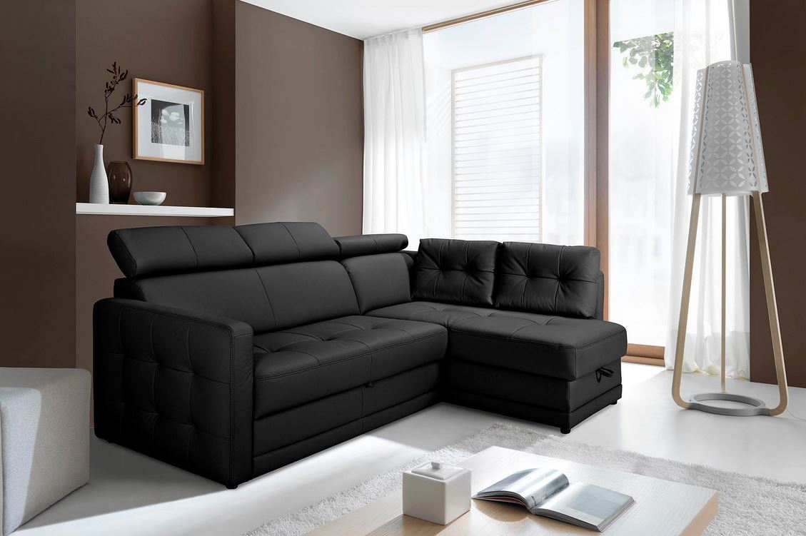 Kleines Ecksofa Arles mit Schlaffunktion, Bettkasten und Federkern in Kunstleder Schwarz ist jetzt sofort verfügbar.