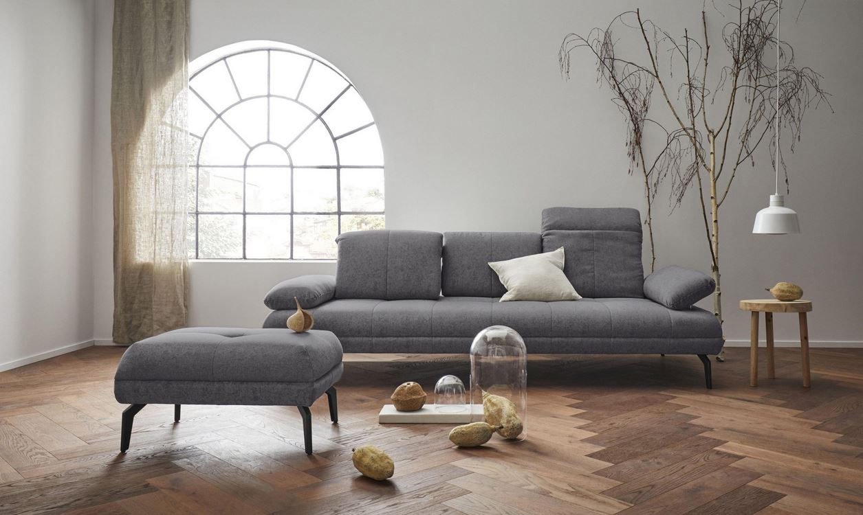 Designer Sofa Grau Stenlille 3-Sitzer Couch mit Sitztiefenverstellung, Kopfteilverstellung und Armteilverstellung in Microfaser.