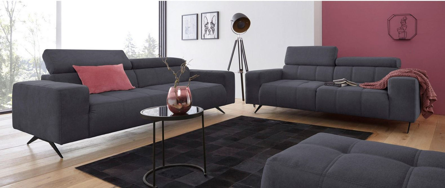 Die Sofa Garnitur Trento besteht aus 2 Stück 2-Sitzer in pflegeleichter Luxus-Microfaser in Grau Couch.