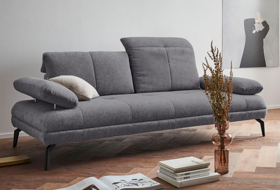 Designer Sofa Grau Stenlille 2-Sitzer Couch mit Sitztiefenverstellung, Kopfteilverstellung und Armteilverstellung in Microfaser.