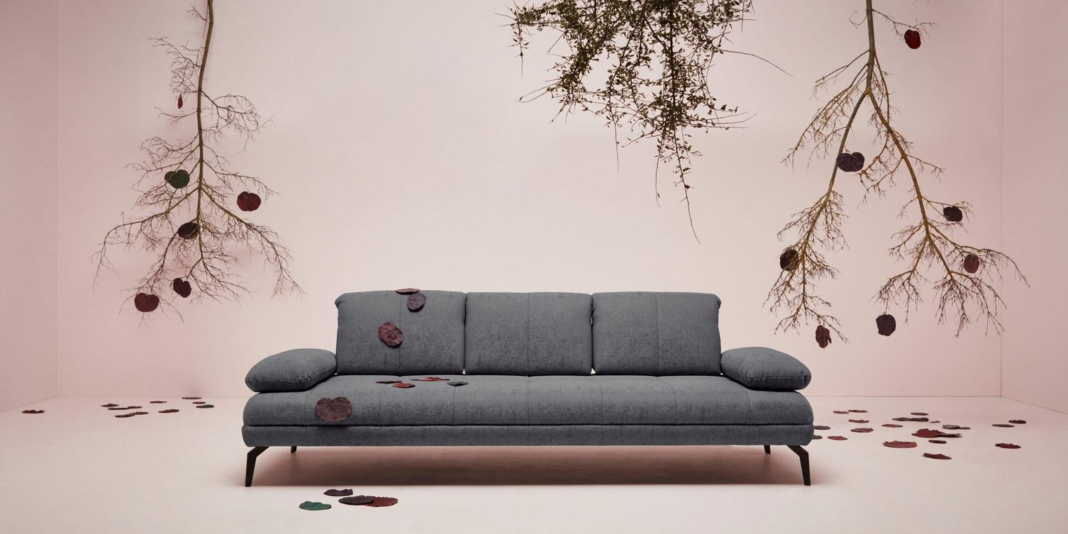 Designer Sofa Grau Stenlille 3-Sitzer Couch mit Sitztiefenverstellung, Kopfteilverstellung und Armteilverstellung in Microfaser.